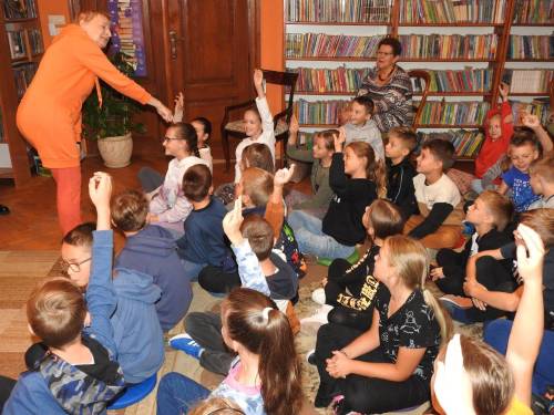 Zdjęcie z wydarzenia o nazwie Festiwal Książki Dziecięcej w Pruszczu Gdańskim, na zdjęciu prowadząca spotkanie z dziećmi i ich aktywność.